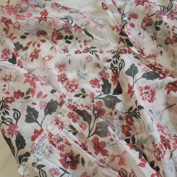 🧡1 LG left Price DROP🧡New Floral flowy wrap top - Picture 9 of 9